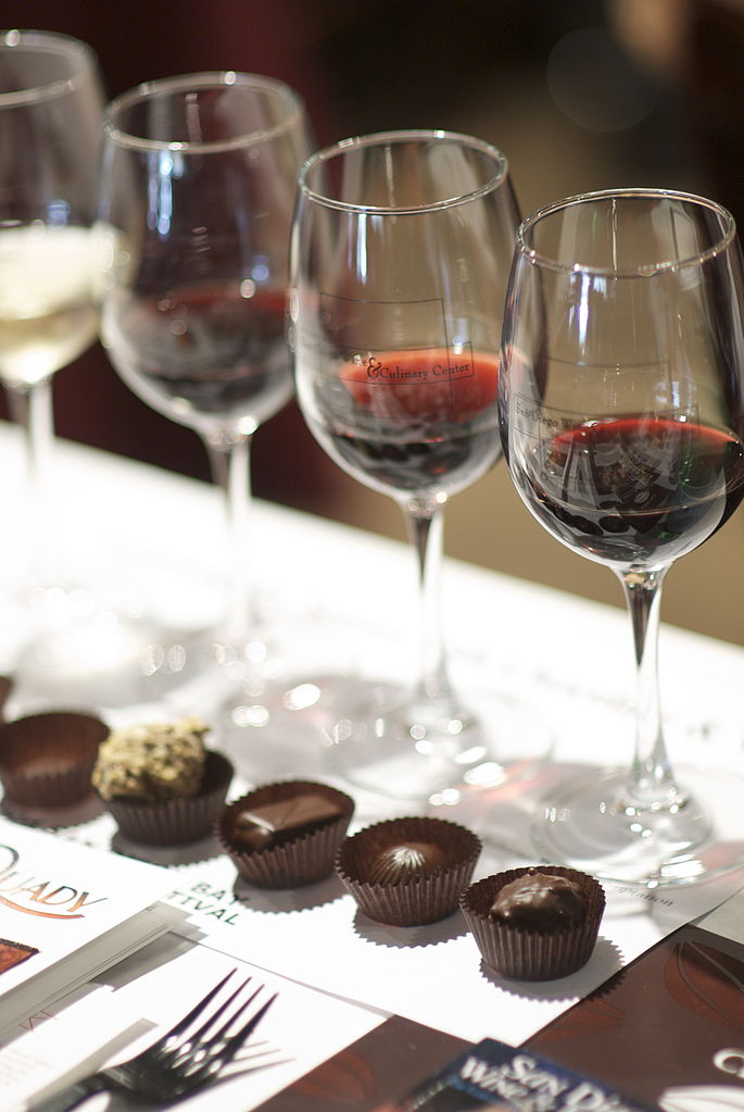 Maridando vino y chocolate una experiencia sorprendente para celebrar